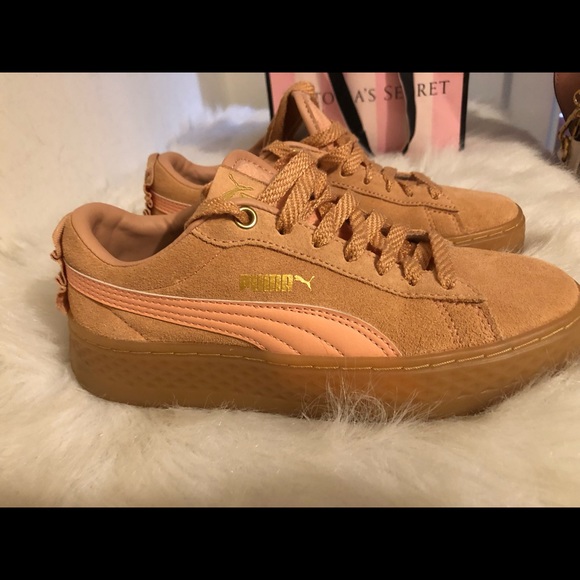 Women’s PUMA sneakers (size 6) - Picture 1 of 2